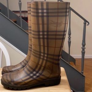 Burberry boots size 9